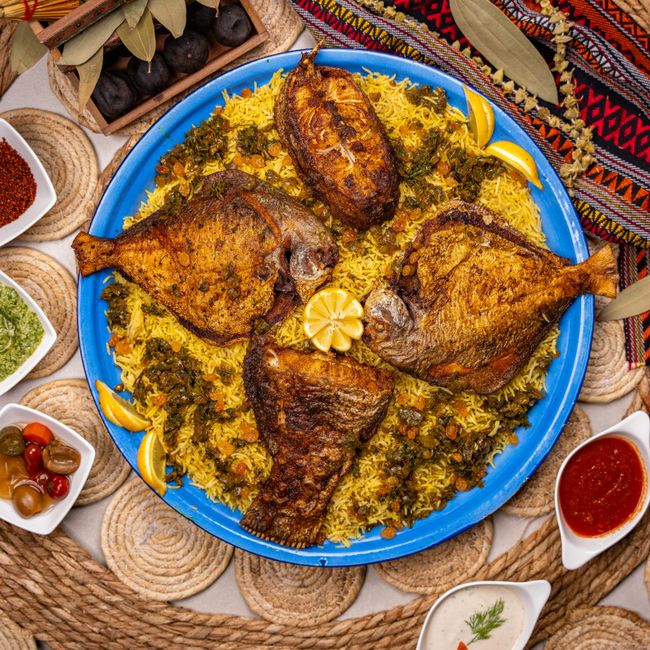 Plat de thiéboudienne avec riz rouge, poisson et légumes