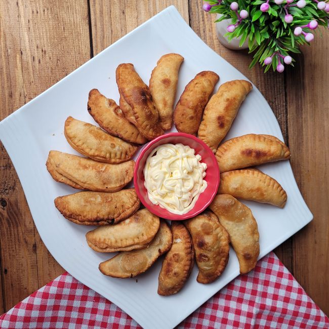Fataya frits à la viande hachée, dorés et appétissants