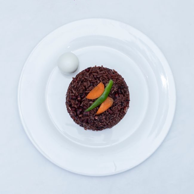 Grand plat de riz au gras coloré avec viande et légumes