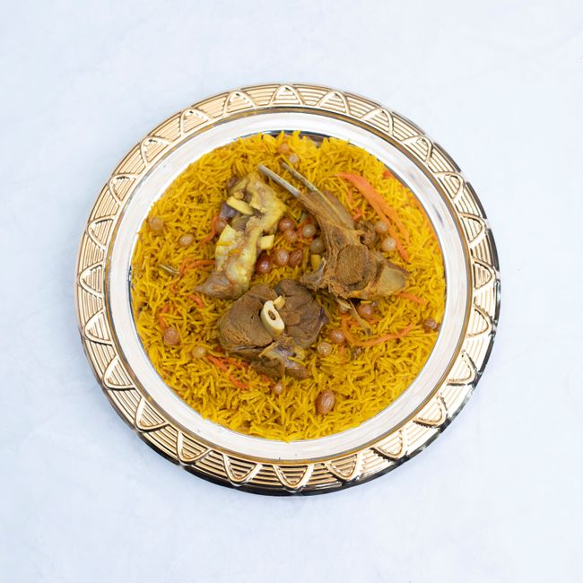 Plat de riz à la viande sénégalais servi en famille