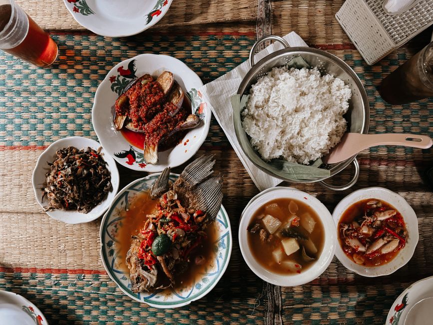 Plats sénégalais colorés et genereux servis à table chez Maty