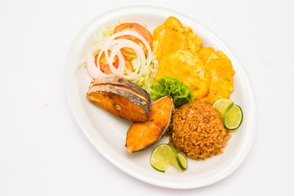 Plat signature de thiéboudienne au poisson et riz rouge