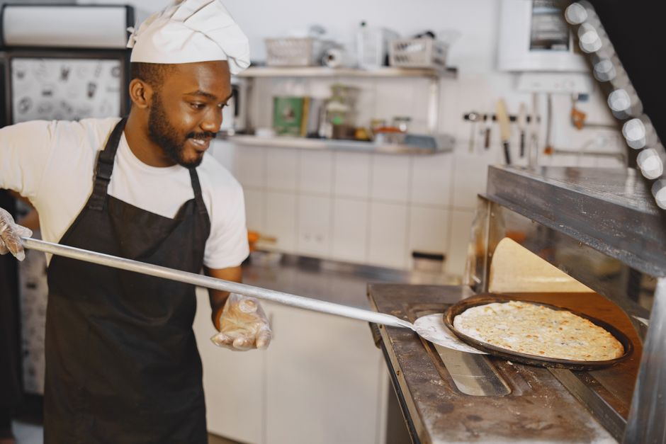 Maty en cuisine, préparant ses plats avec soin et sourire