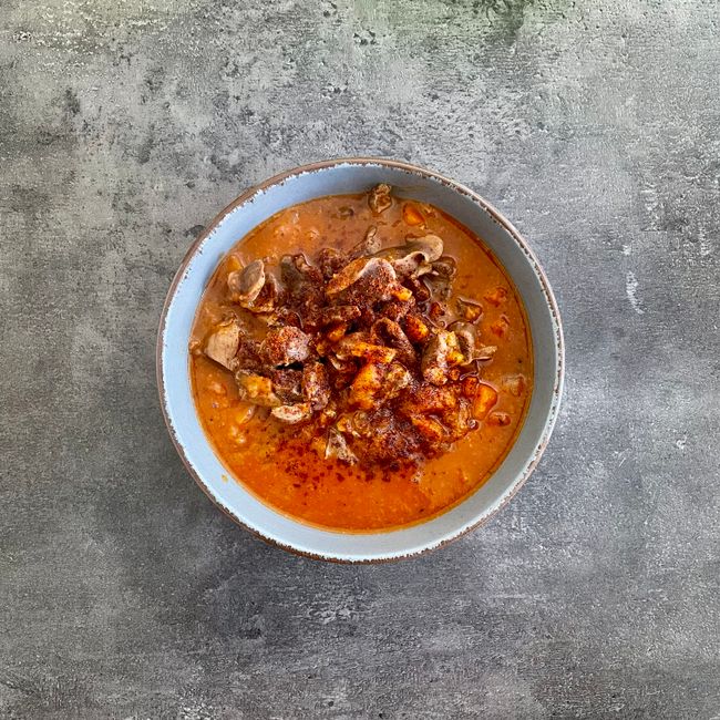 Bol de mafé à la sauce arachide avec viande mijotée