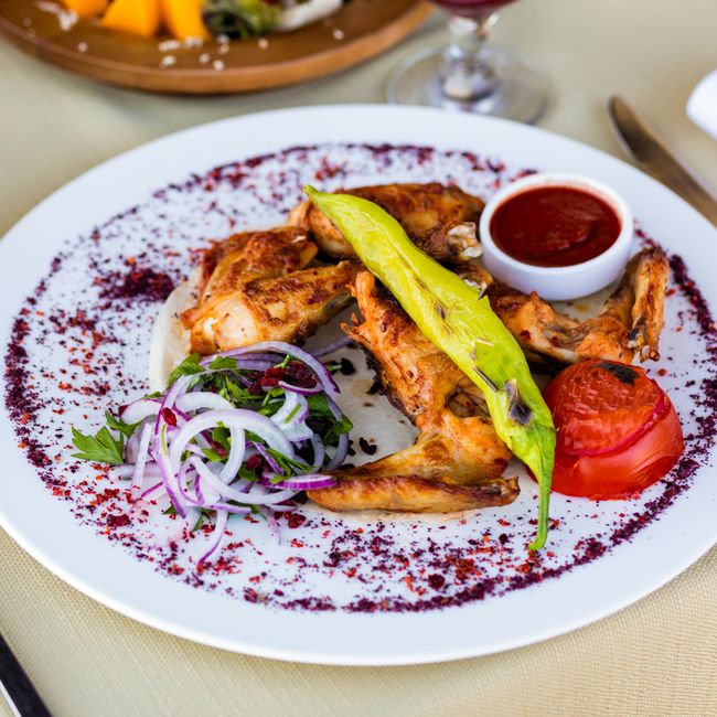 Assiette de yassa poulet avec sauce aux oignons dorés